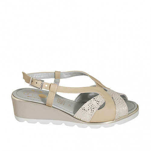 Woman's sandal in beige leather and...