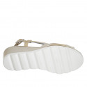 Sandalo da donna in pelle beige e camoscio stampato platino con elastico e zeppa 5 - Misure disponibili: 32, 33, 34, 42, 43, 44, 45