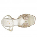 Sandale avec courroie et strass en cristal multicouleur pour femmes en cuir lamé platine talon 8 - Pointures disponibles:  43, 46