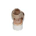 Sandalia para mujer en piel imprimida color arena con cierre de velcro tacon 3 - Tallas disponibles:  33