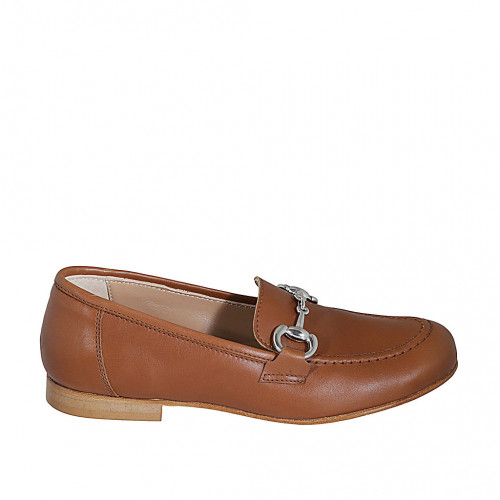Woman's loafer with accessory in...