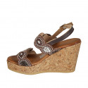 Sandale pour femmes en cuir marron avec fermetures velcro et perles avec talon compensé 9 - Pointures disponibles:  42, 43, 44, 45