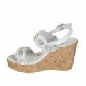 Sandale pour femmes en cuir blanc avec fermetures velcro et perles avec talon compensé 9 - Pointures disponibles:  32, 33, 34, 42, 43, 44, 45