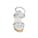 Sandale pour femmes en cuir blanc avec fermetures velcro et perles avec talon compensé 9 - Pointures disponibles:  42, 44, 45