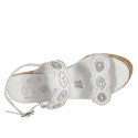 Sandale pour femmes en cuir blanc avec fermetures velcro et perles avec talon compensé 9 - Pointures disponibles:  42, 44, 45