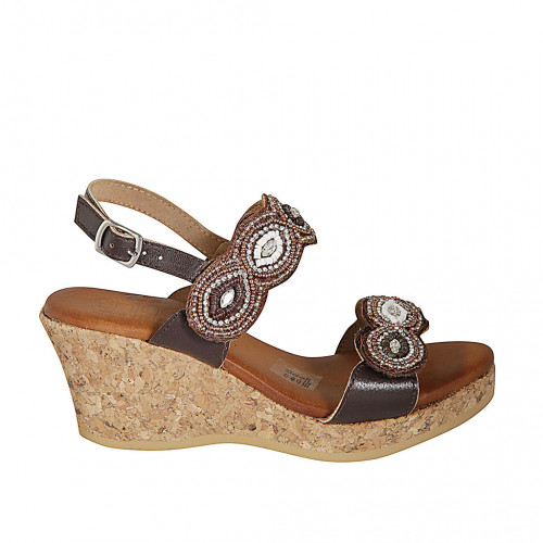 Sandale pour femmes en cuir marron avec fermetures velcro et perles avec talon compensé 7 - Pointures disponibles:  34, 42, 43, 44, 45