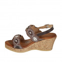 Sandale pour femmes en cuir marron avec fermetures velcro et perles avec talon compensé 7 - Pointures disponibles:  33, 34, 42, 43, 44, 45