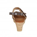 Sandale pour femmes en cuir marron avec fermetures velcro et perles avec talon compensé 7 - Pointures disponibles:  42, 43, 44