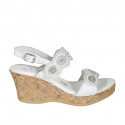 Sandale pour femmes en cuir blanc avec fermetures velcro et perles avec talon compensé 7 - Pointures disponibles:  42, 43