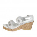 Sandalia para mujer en piel blanca con cierres de velcro y perlas con cuña 7 - Tallas disponibles:  33, 34, 42, 43, 44, 45