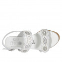 Sandale pour femmes en cuir blanc avec fermetures velcro et perles avec talon compensé 7 - Pointures disponibles:  42, 43