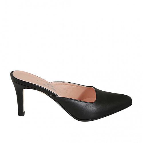 Woman's pointy mules in black leather...