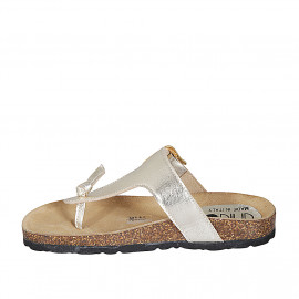 Chanclas de dedo para mujer en piel laminada platino con hebilla cuña 2 - Tallas disponibles:  42 2