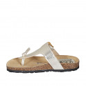 Chanclas de dedo para mujer en piel laminada platino con hebilla cuña 2 - Tallas disponibles:  33, 42