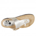 Chanclas de dedo para mujer en piel laminada platino con hebilla cuña 2 - Tallas disponibles:  33, 42