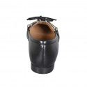 Mocasíno a punta para mujer en piel negra con accesorio y moño tacon 1 - Tallas disponibles:  35, 42, 43