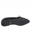 Mocasíno a punta para mujer en piel negra con accesorio y moño tacon 1 - Tallas disponibles:  35, 42, 43
