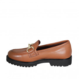 Mocasín para mujer con accesorio y plantilla extraible en piel cognac tacon 3 - Tallas disponibles:  32, 33, 43, 44, 45, 46 2