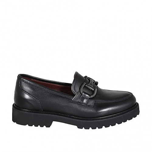 Woman's mocassin with accessory and...