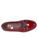 Ballerine avec accessoire et bout droit pour femmes en cuir verni bordeaux talon 3 - Pointures disponibles:  32, 33, 43
