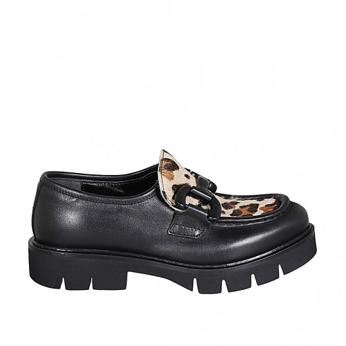 Mocassino da donna con accessorio in pelle nera e pelle di vitello con pelo maculata tacco 3 - Misure disponibili: 35, 45