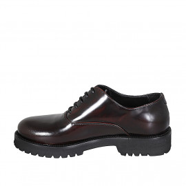 Woman's laced Oxford shoe... 2
