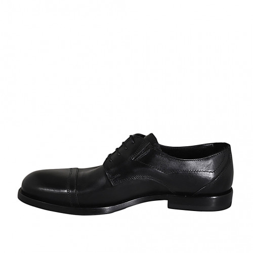 Eleganter Herrenderbyschuh aus schwarzem Leder mit Schnürsenkeln, Gummibändern und Kappe