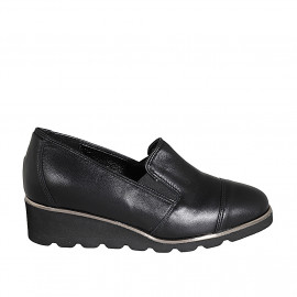 Woman's mocassin with elastic bands, captoe and removable insole in black leather wedge heel 4 - Available sizes: 42, 43