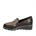 Woman's mocassin with elastic bands and removable insole in beige and brass-colored laminated suede wedge heel 4 - Available sizes:  42, 43, 44