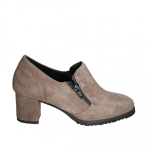 Woman's highfronted shoe with elastic band, zipper and removable insole in taupe suede heel 6 - Available sizes:  43, 45