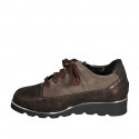 Scarpa stringata da donna con cerniera e plantare estraibile in camoscio taupe e laminato ottone zeppa 3 - Misure disponibili: 42, 43, 44, 45
