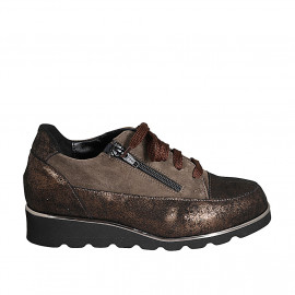 Woman's laced shoe with zipper and removable insole in taupe and brass-colored laminated suede wedge heel 3 - Available sizes:  42, 43, 44, 45