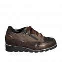 Scarpa stringata da donna con cerniera e plantare estraibile in camoscio taupe e laminato ottone zeppa 3 - Misure disponibili: 42, 43, 44, 45