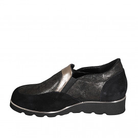 Woman's mocassin with elastic bands and removable insole in black and brass-colored laminated suede wedge heel 3 - Available sizes:  32 2