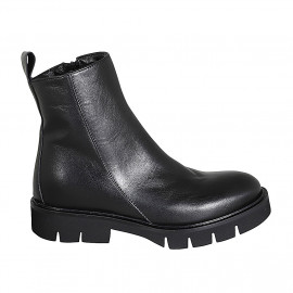 Woman's ankle boot in black...