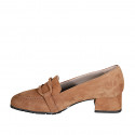 Mocassin pour femmes avec accessoire en daim cognac talon 4 - Pointures disponibles:  33, 43, 45, 46
