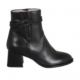 Botines para mujer con cremallera, elastico y accesorio en piel negra con tacon 5 - Tallas disponibles:  32