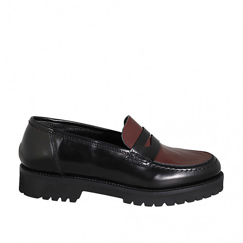 Woman's mocassin in black and maroon...