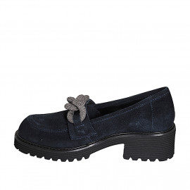 Mocassino da donna con catena intrecciata color argento in camoscio blu tacco 5 - Misure disponibili: 43, 44, 45 2