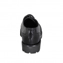 Scarpa derby stringata da donna in pelle abrasivata nera con lavorazione Brogue tacco 3 - Misure disponibili: 33