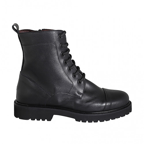 Woman's laced ankle boot with captoe...