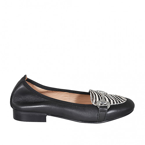 Mocassin pour femmes avec accessoire en cuir noir et cuir de veau avec fourrure rayée blanc et noir talon 2 - Pointures disponibles:  32, 33, 42, 43
