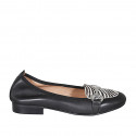 Mocassin pour femmes avec accessoire en cuir noir et cuir de veau avec fourrure rayée blanc et noir talon 2 - Pointures disponibles:  32, 33, 42, 43