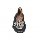 Mocassin pour femmes avec accessoire en cuir noir et cuir de veau avec fourrure rayée blanc et noir talon 2 - Pointures disponibles:  32, 33, 42, 43