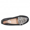 Mocassin pour femmes avec accessoire en cuir noir et cuir de veau avec fourrure rayée blanc et noir talon 2 - Pointures disponibles:  32, 33, 42, 43