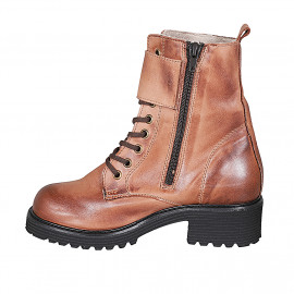 Botin para mujer con cordones, hebillas y cremallera en piel cognac tacon 5 - Tallas disponibles:  42, 45 2