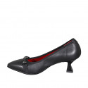 Decolté a punta da donna in pelle nera con accessorio argento tacco 6 - Misure disponibili: 35, 44