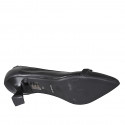 Decolté a punta da donna in pelle nera con accessorio argento tacco 6 - Misure disponibili: 35, 44