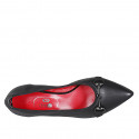Decolté a punta da donna in pelle nera con accessorio argento tacco 6 - Misure disponibili: 35, 44