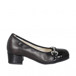 Zapato de salon para mujer con plantilla extraible, accesorio y puntera en piel y charol negro tacon 4 - Tallas disponibles:  32